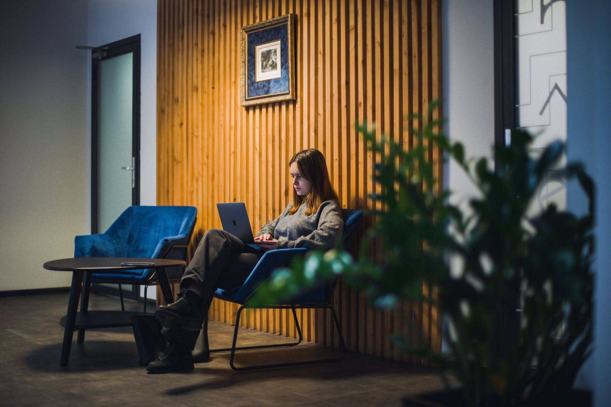 Девушка работает