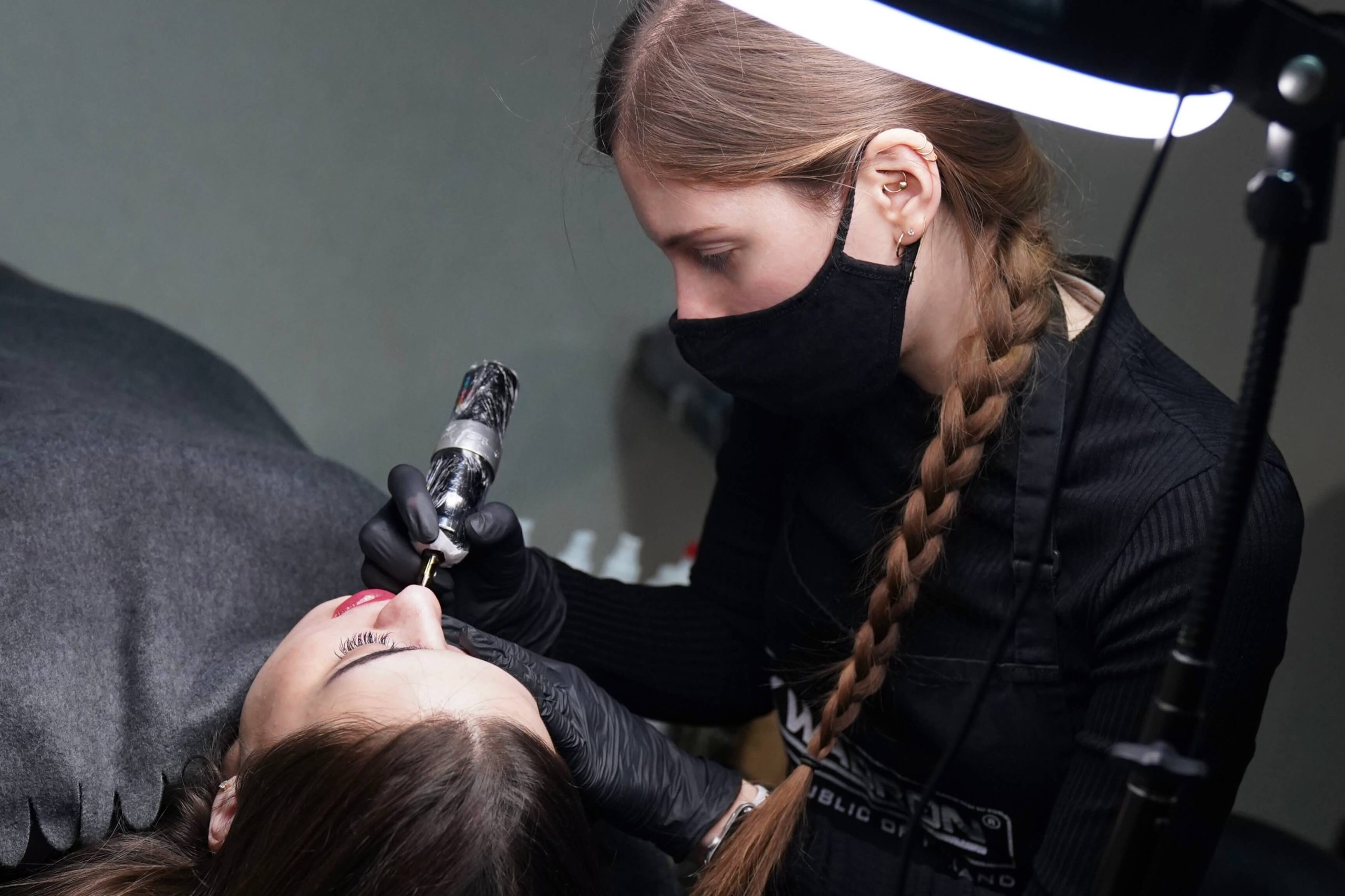 Мастер наносит перманентный макияж