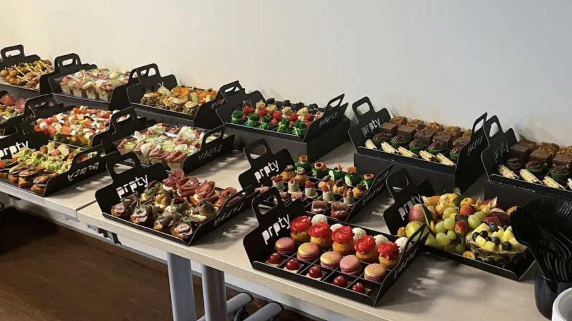 Большой выбор закусок Preparty в дизайнерской упаковке, готовых к подаче на мероприятии