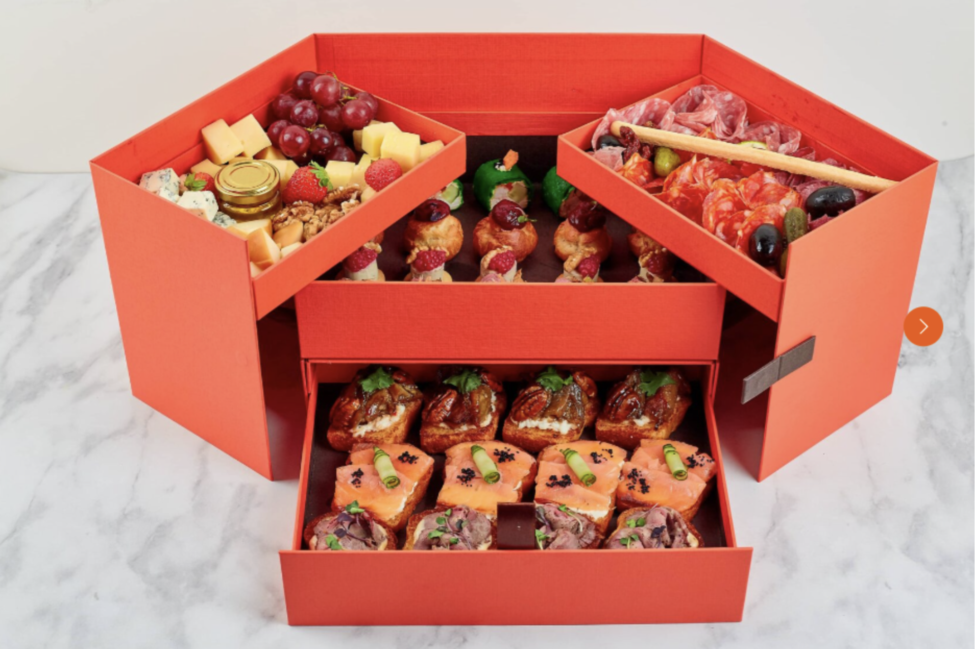 Элегантная трехуровневая упаковка с разнообразными закусками для мероприятий