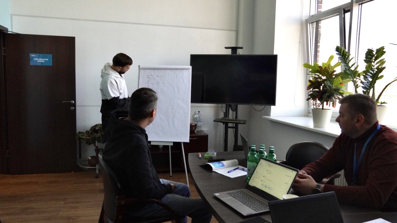 Сотрудники обсуждают результаты работы