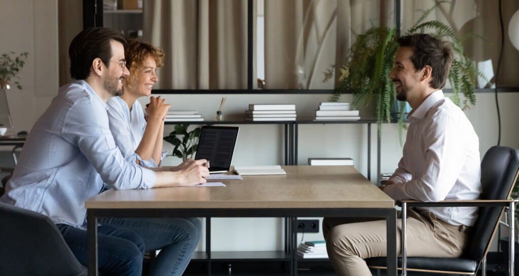 «Терпела до последнего, а потом разом прощалась»: 4 истории про ошибки в найме