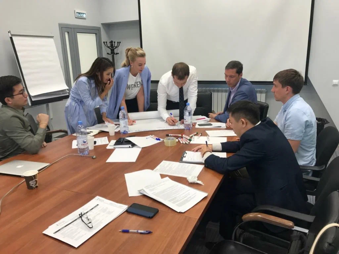 Участники встречи обсуждают стратегию