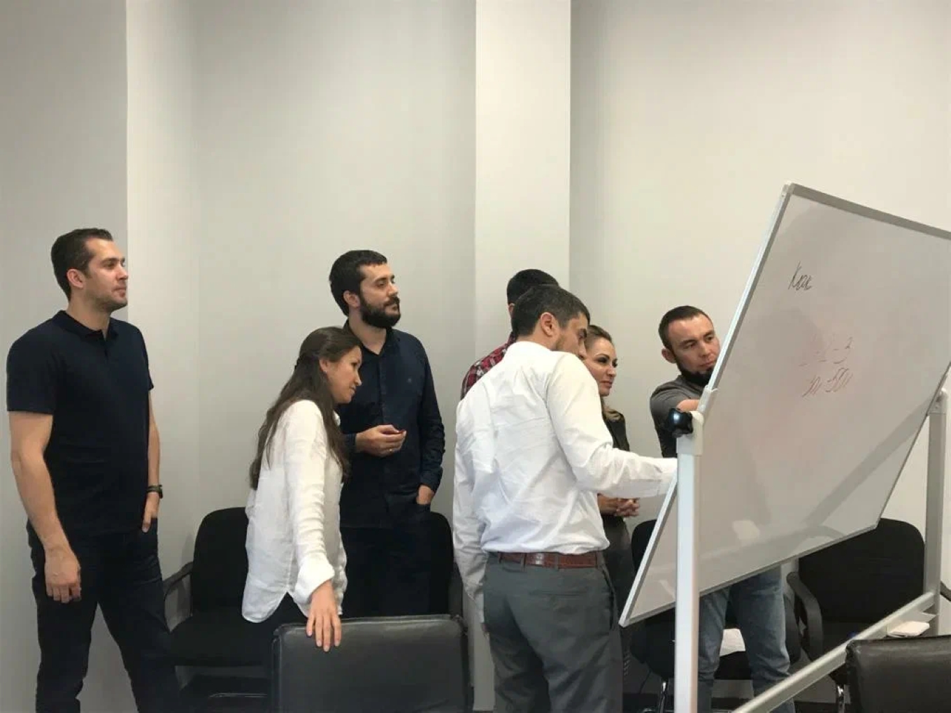 Сотрудники компании на тренинге