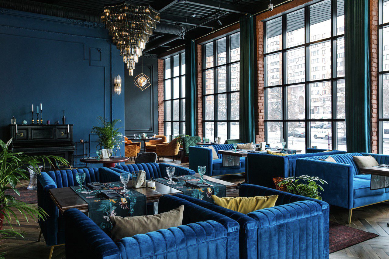 Mansard Restaurant And Hall на улице Лавочкина — двухэтажное пространство, в интерьере которого сочетаются неоклассика и модерн 50-х годов