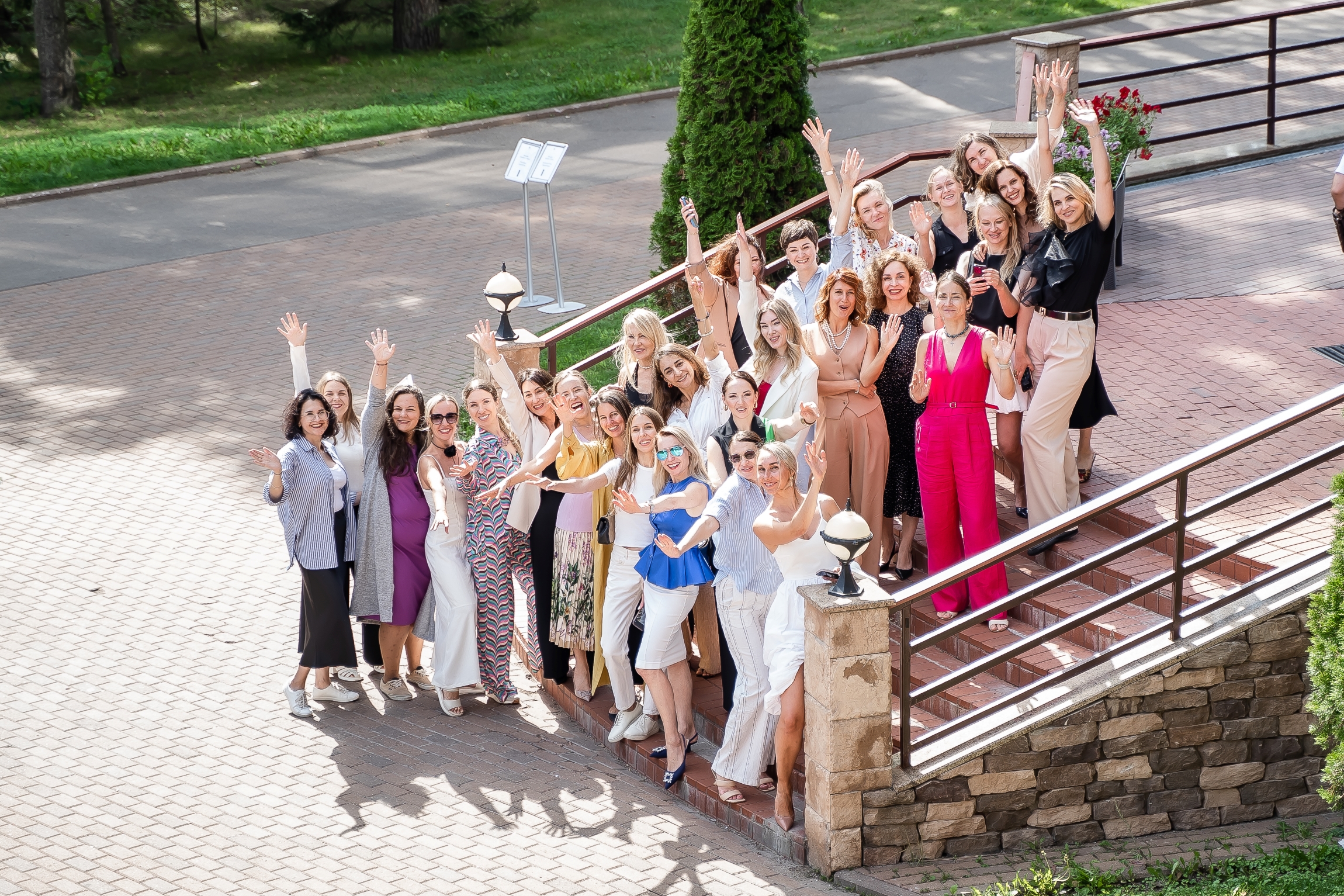 Лилия Камалова среди членов команды и партнеров AzarenokPRO