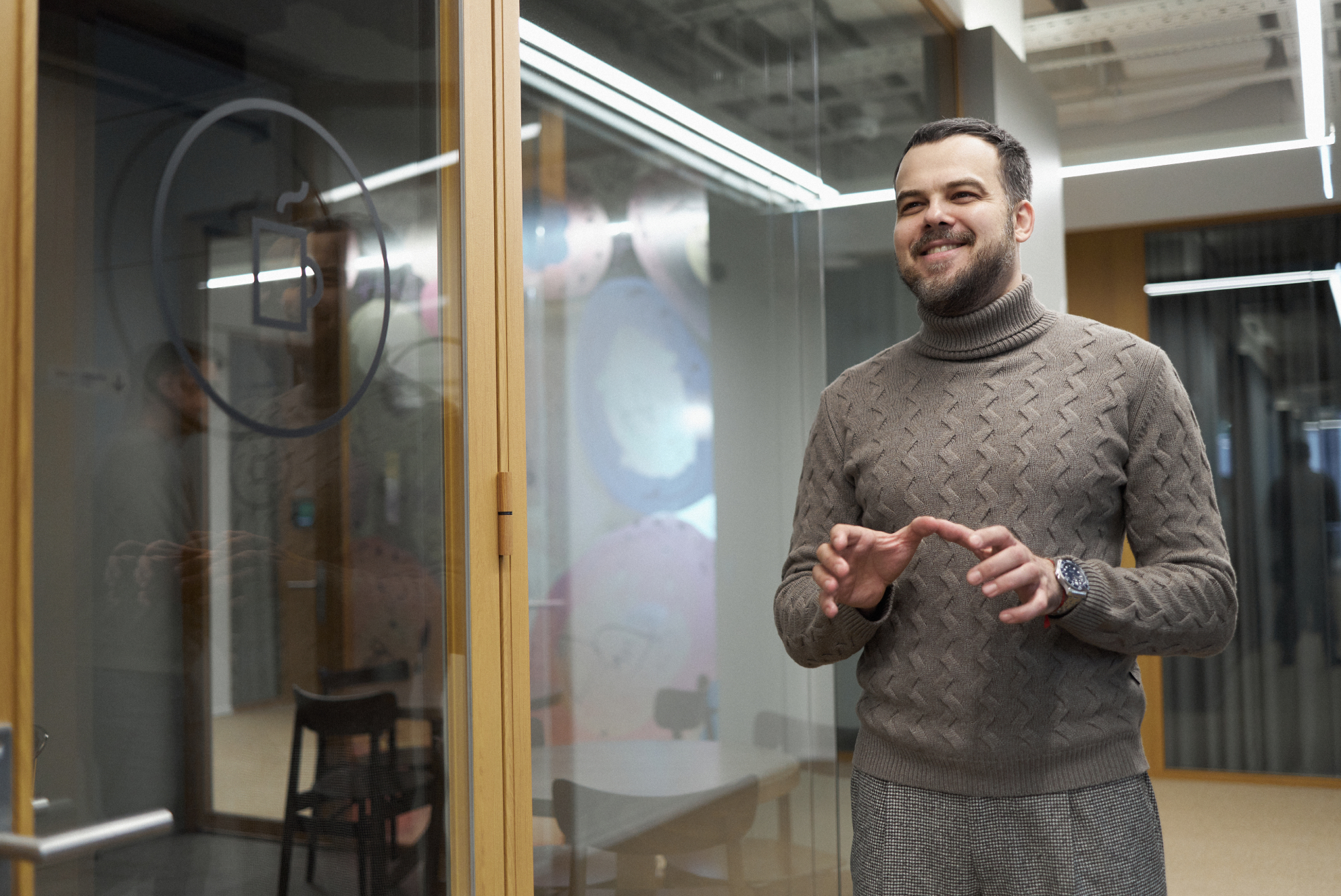 Вникаю только в самые важные проекты и объясняю команде, зачем это делаю