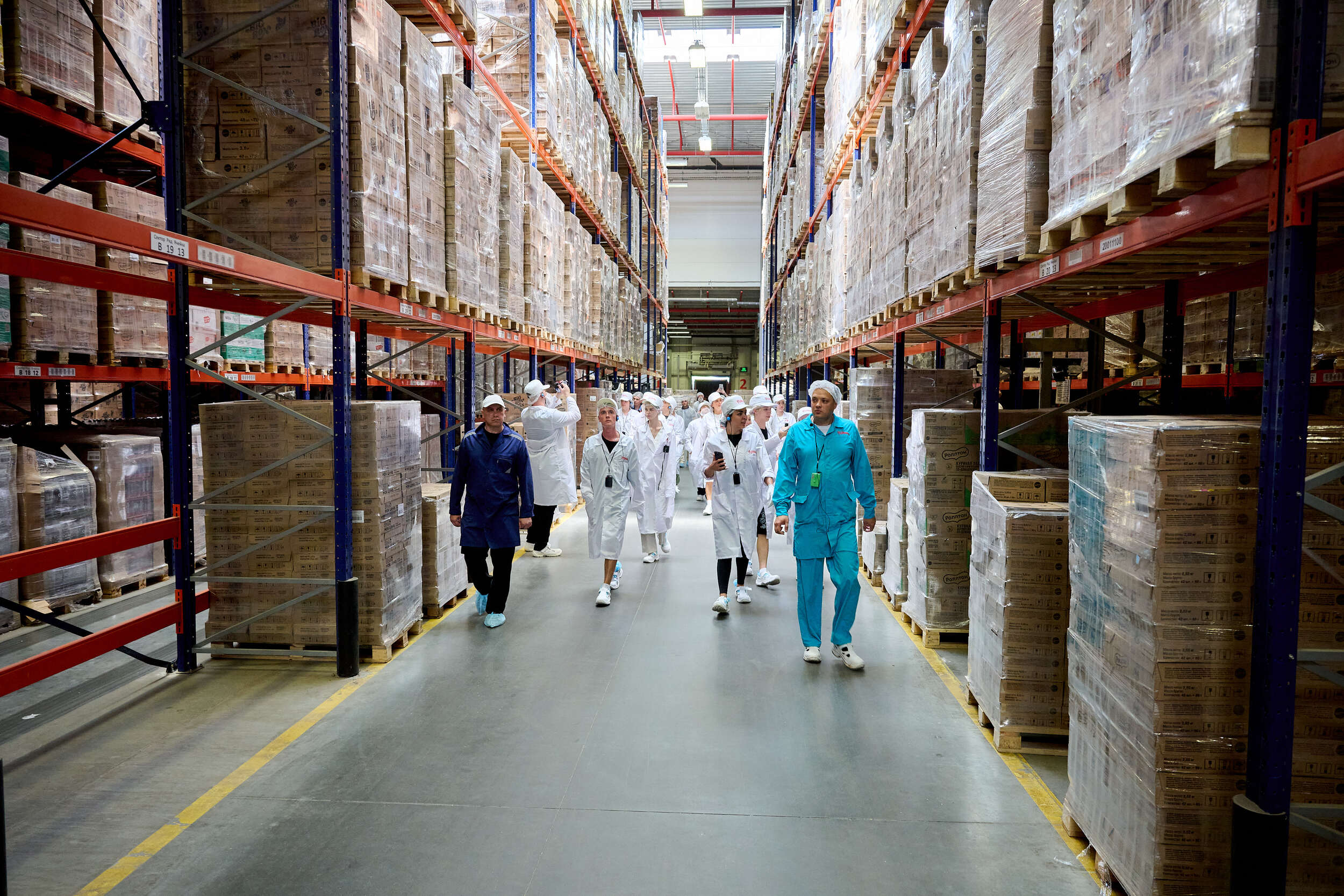 Люди идут по заводу