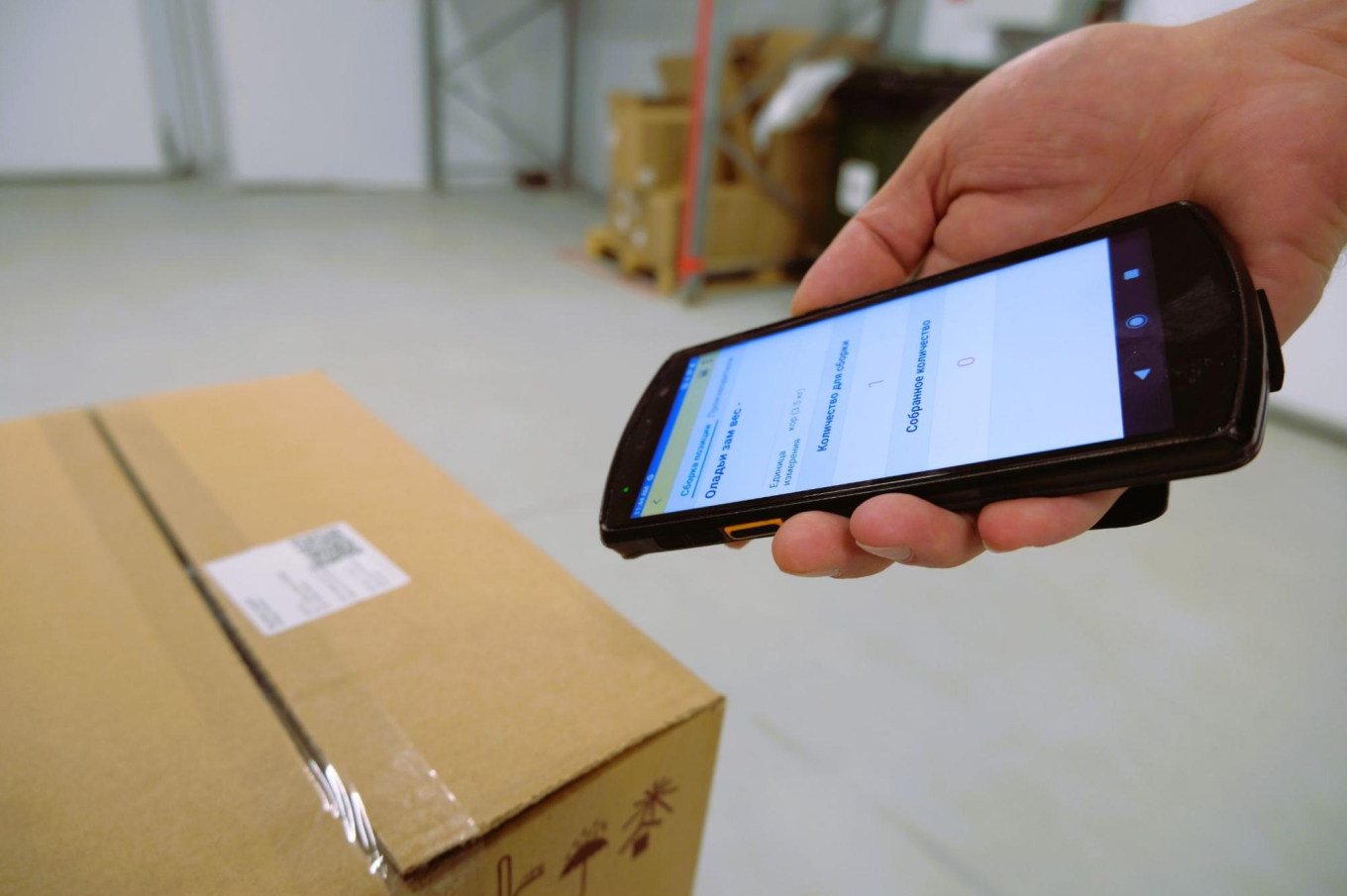 Сотрудник получил на свой терминал задание: собрать одну коробку замороженных оладий