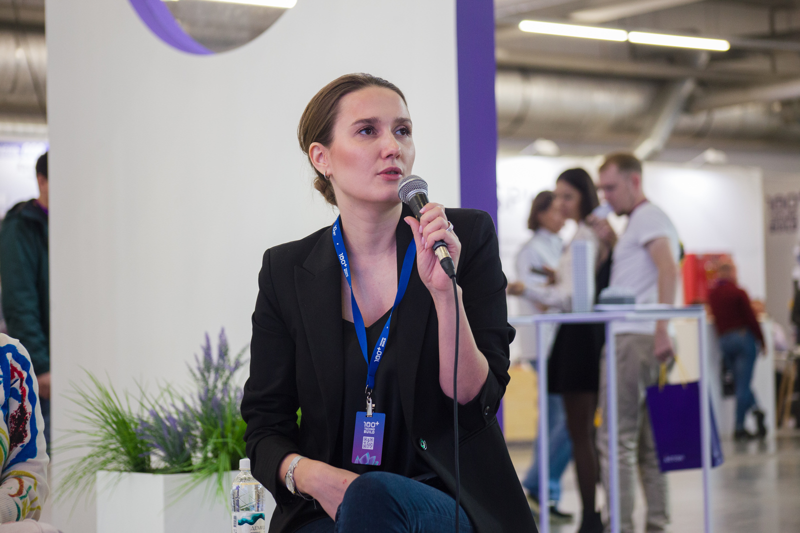 Эксперт выступает на конференции