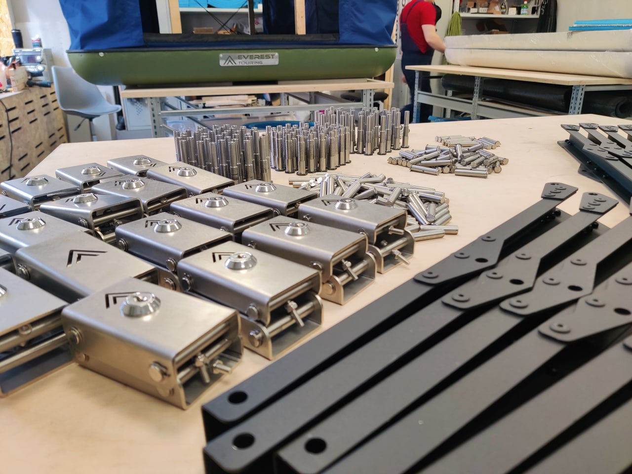 Детали автопалаток на производстве во время рабочего дня