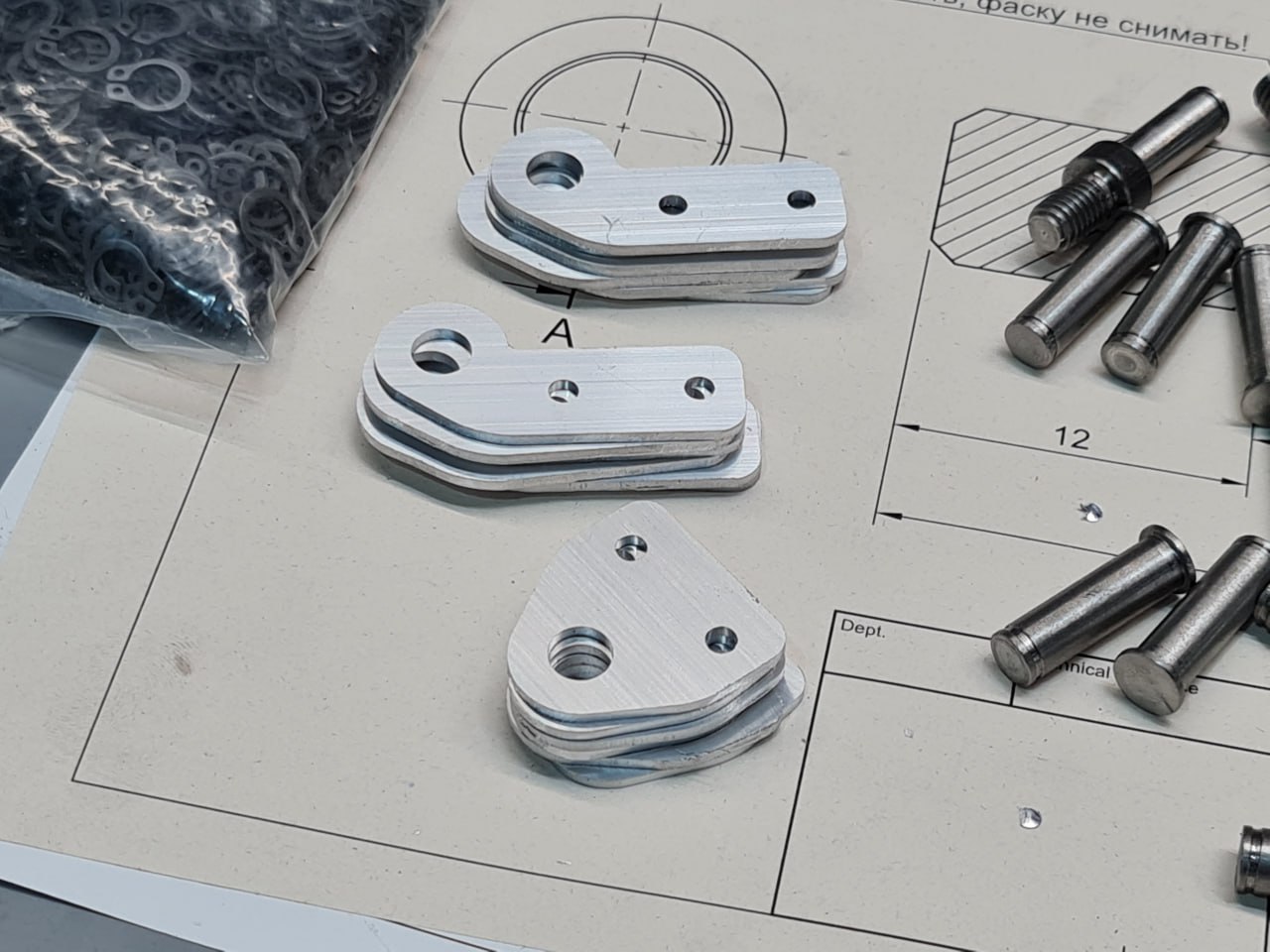 Детали автопалатки на фоне чертежа