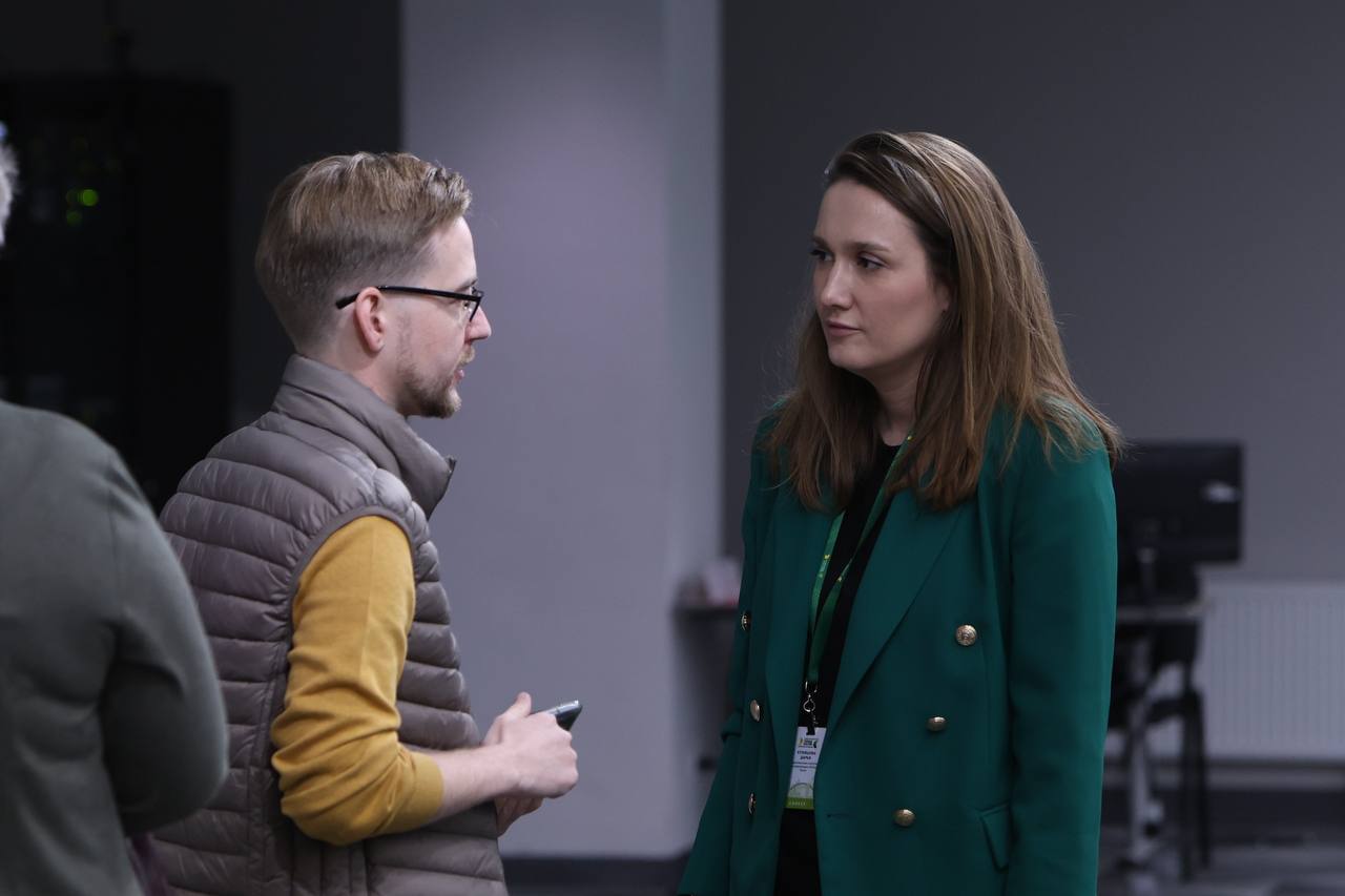 Эксперт разговаривает со специалистом