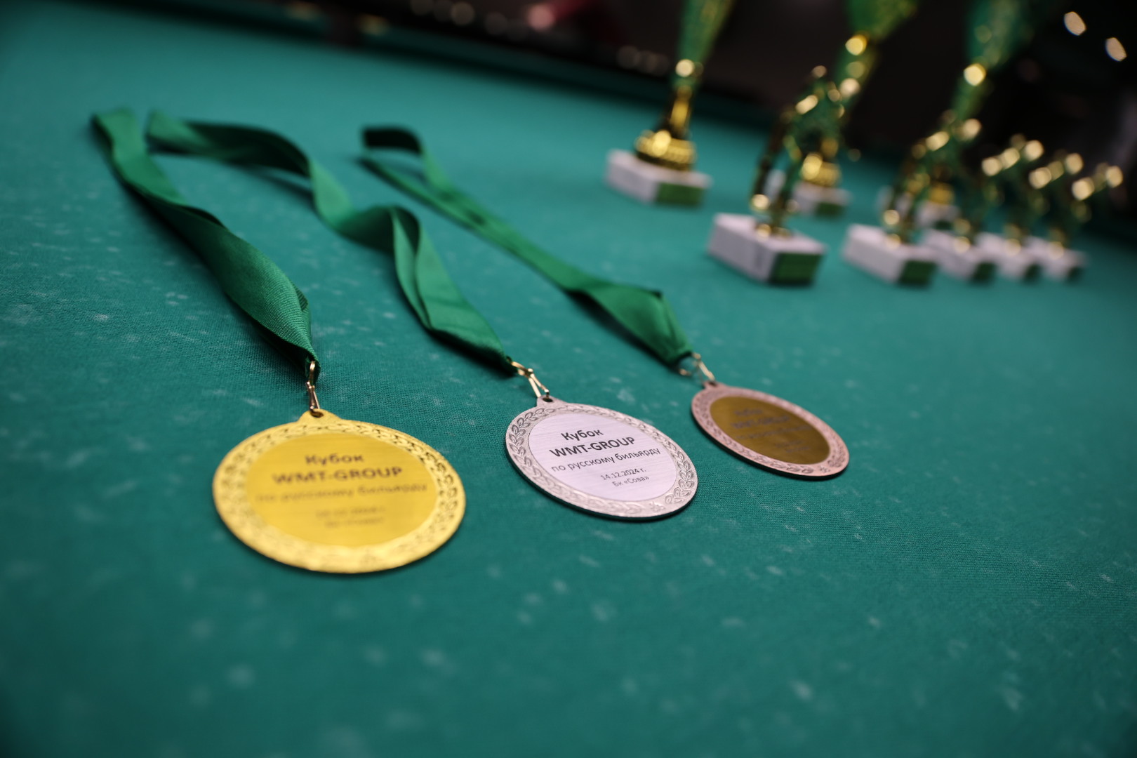 Медали и кубки для победителей бильярд-турнира от WMT Group