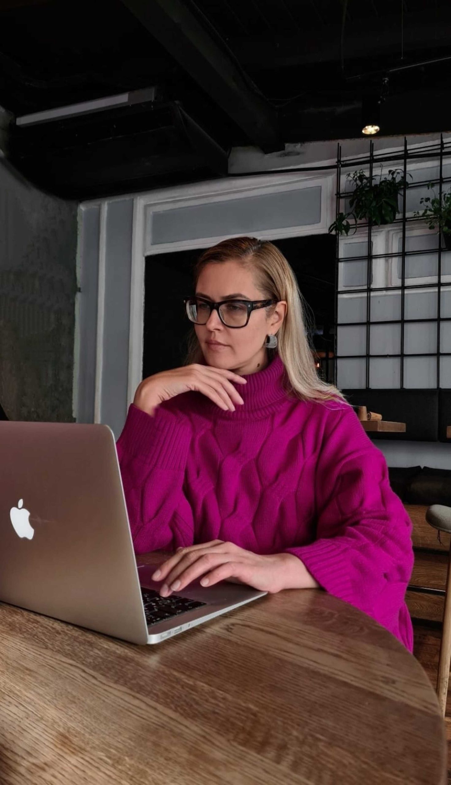 Девушка работает за компьютером