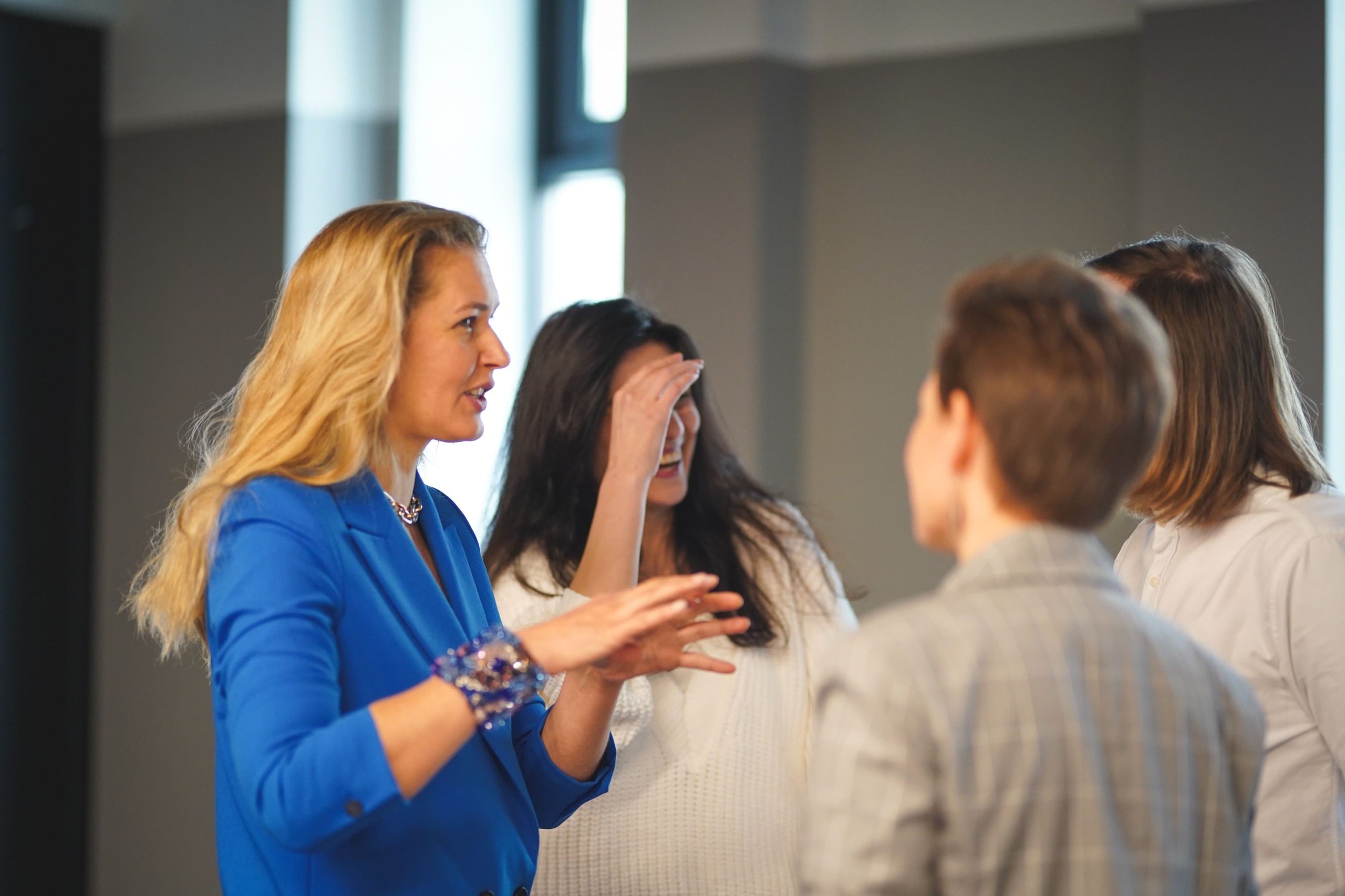 Предприниматели ведут неформальную беседу