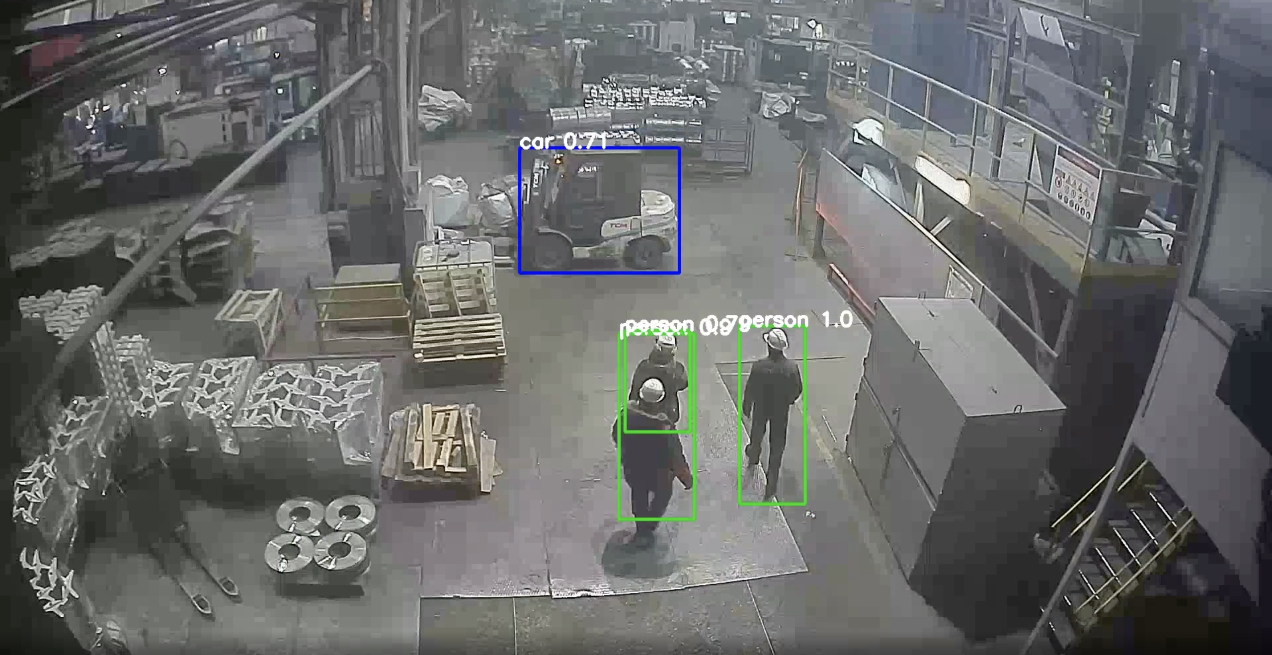 Видеоаналитика определяет людей, погрузчик предотвращает аварию, оповещая оператора погрузчика