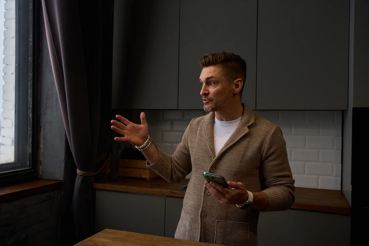 Фото Леонида Хлебникова, руководителя компании «Вернисаж паркет»