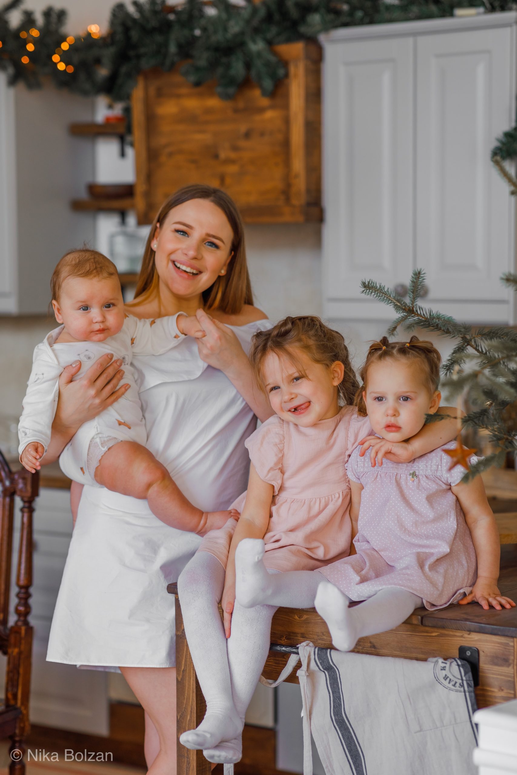 Счастливая мама проводит время с тремя маленькими детьми, играя и наслаждаясь моментом без телефона