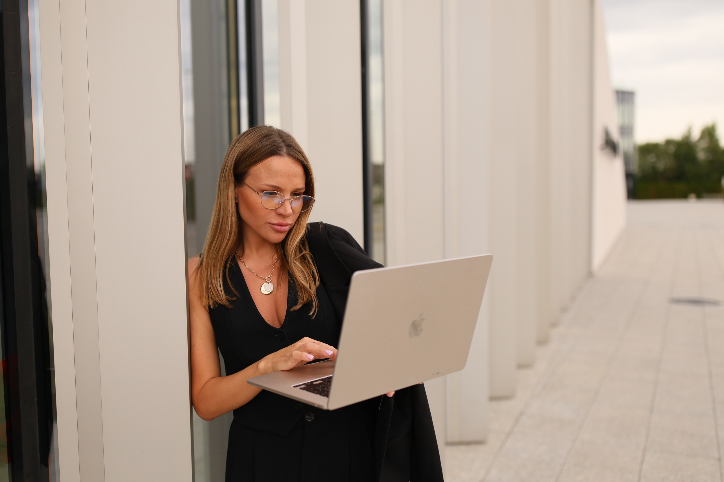 Предприниматель за ноутбуком, уставший и перегруженный задачами