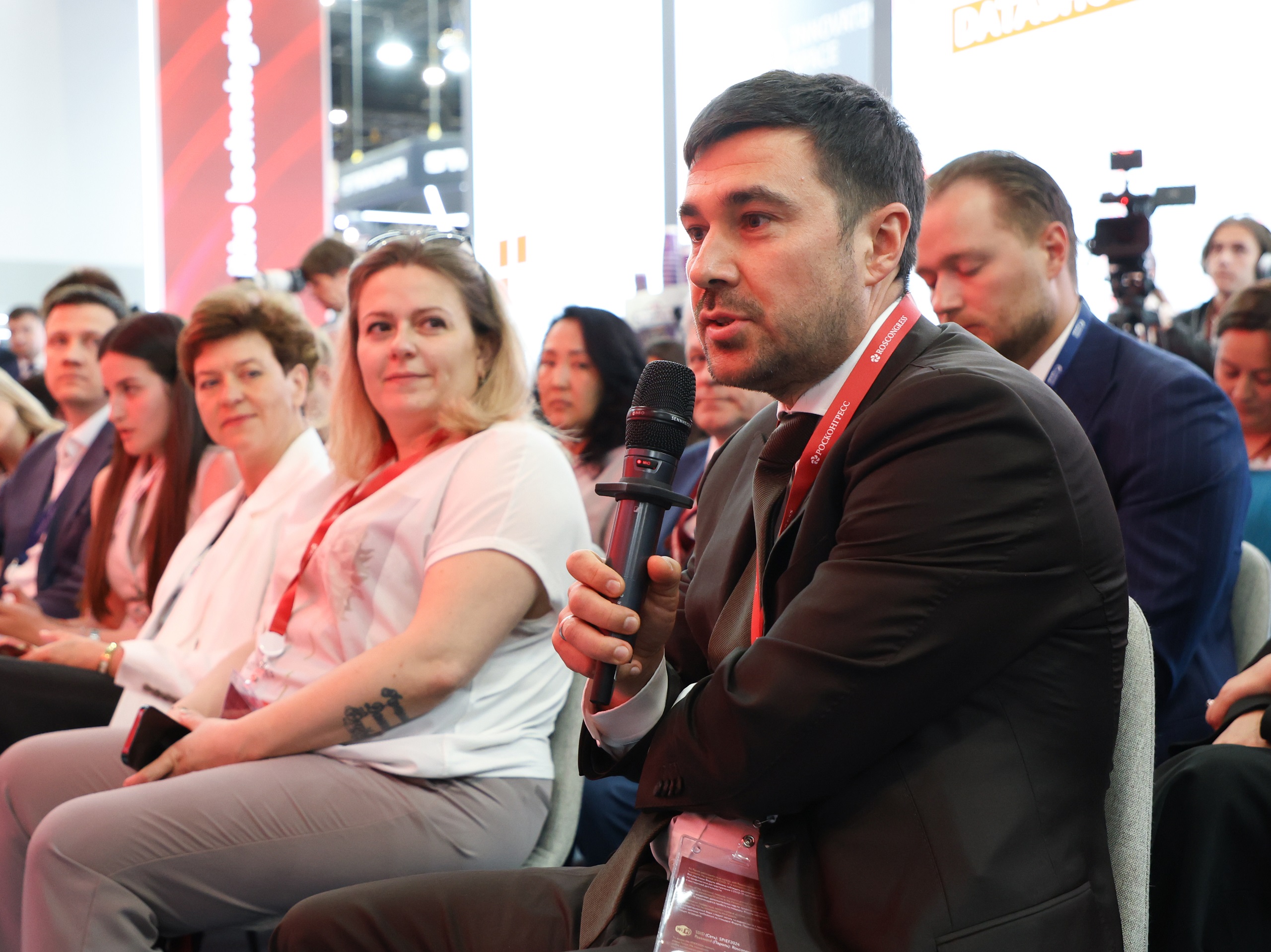 Журналисты и гости форума будут задавать вам вопросы из зала