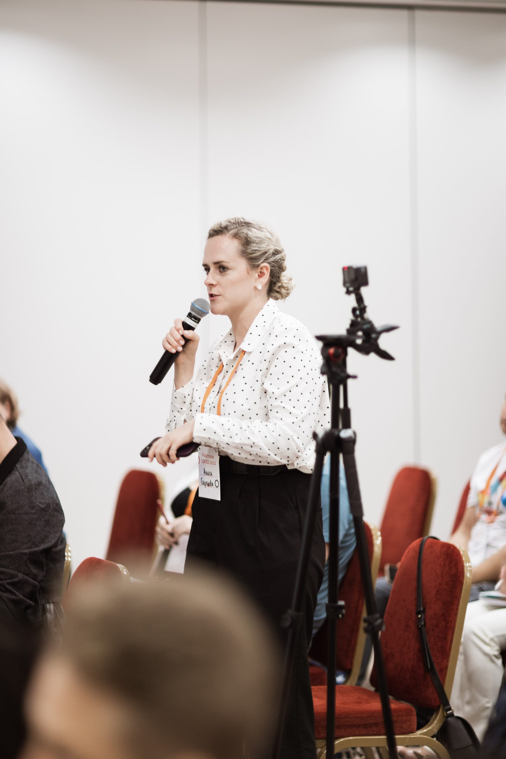 Лидер активно слушает собеседника, используя коммуникативный интеллект