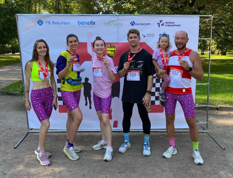 Команда «Первой» с медалями на легкоатлетическом забеге «Silver Run»