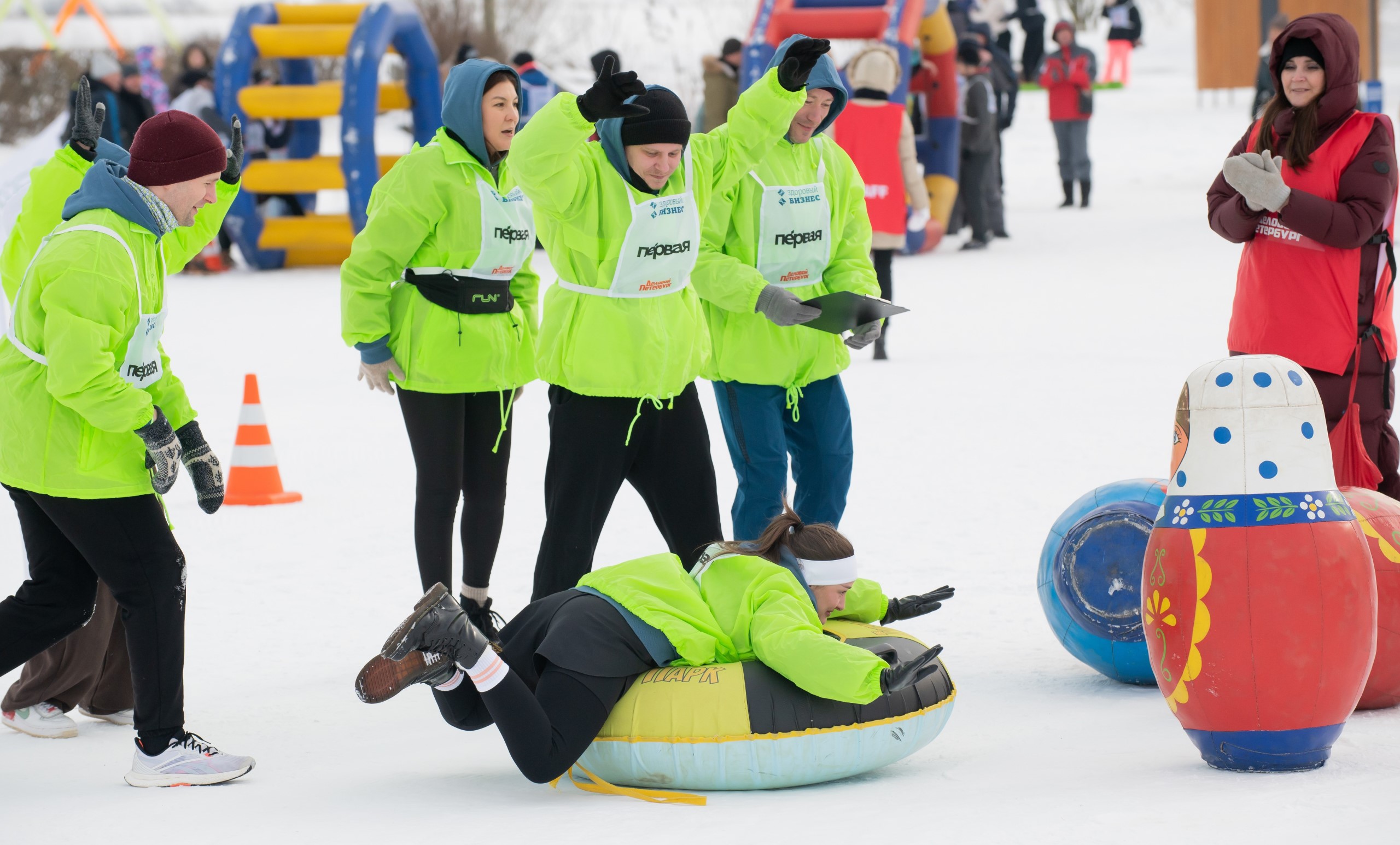 Команда «Первой» во время выполнения эстафеты на зимних корпоративных соревнованиях