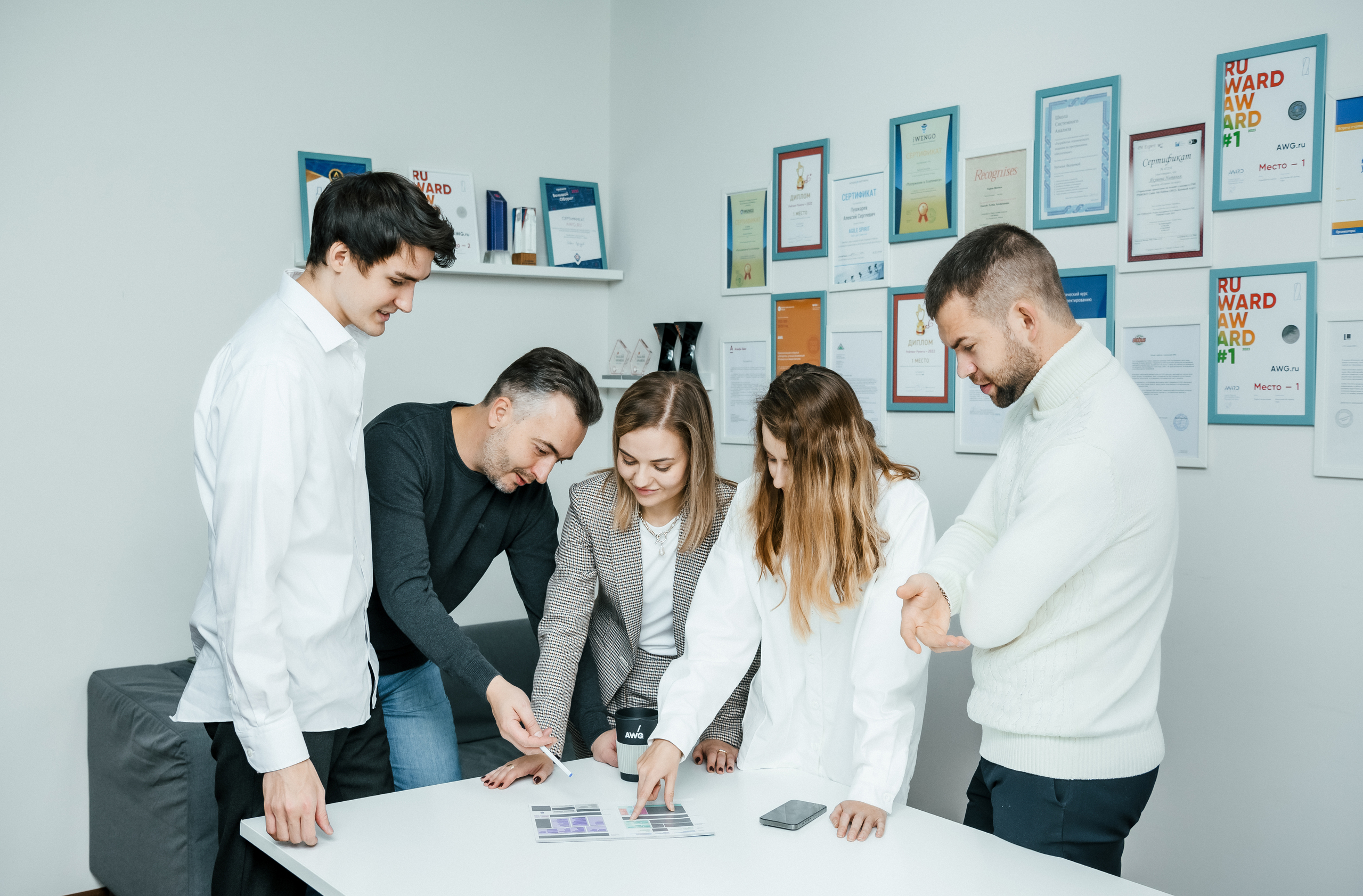 Команда обсуждает проект в кабинете