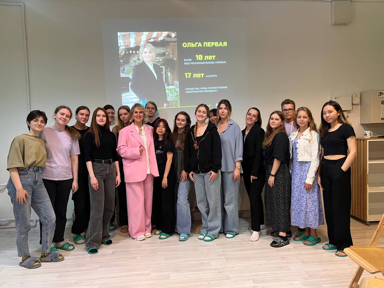 Ольга делится знаниями с участниками AIESEC, лекция и общение в неформальной обстановке