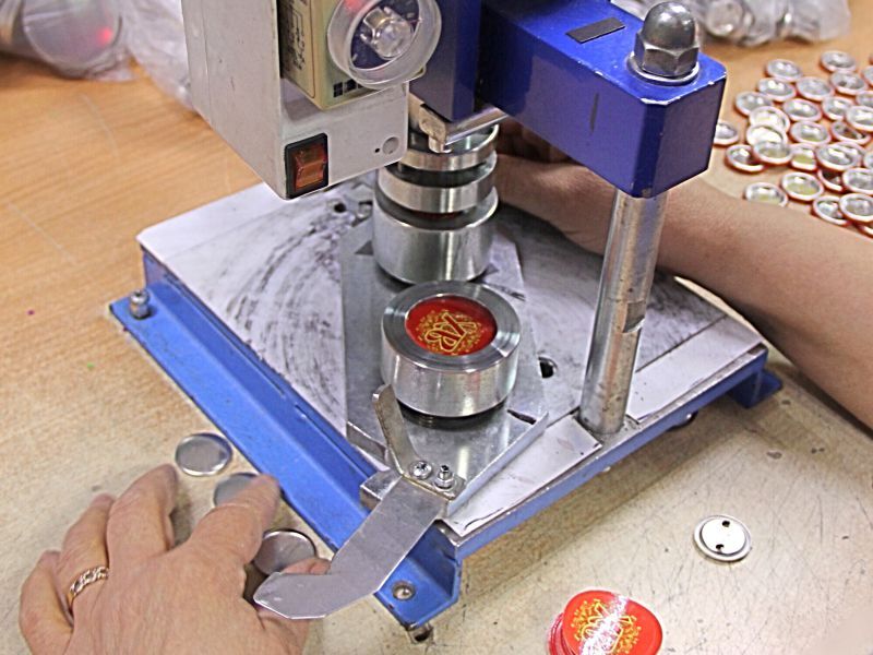 Производство значков на ручном станке