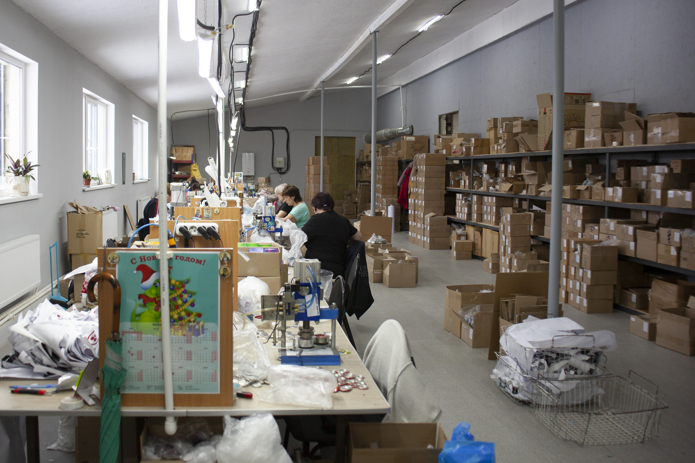 Производство значков на заводе с соблюдением всех необходимых норм