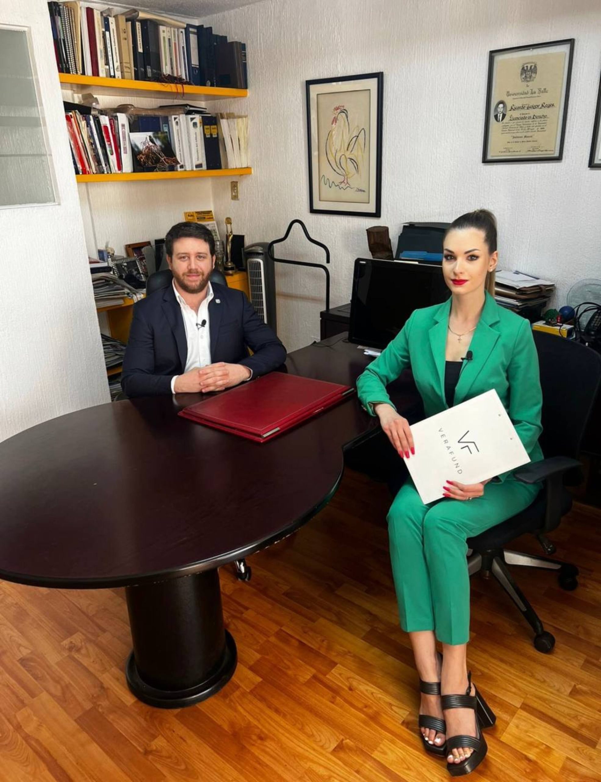 Мужчина и женщина за столом