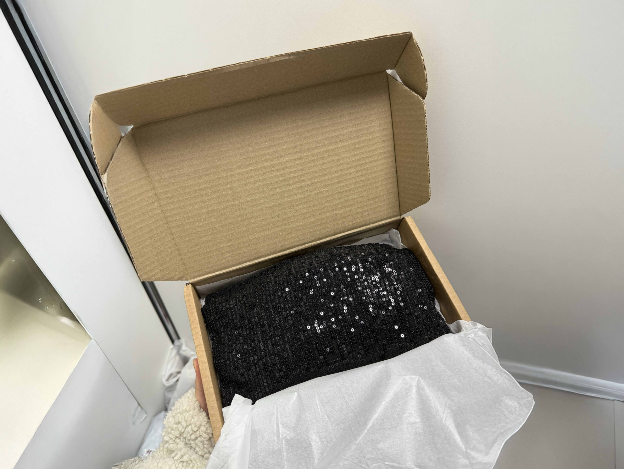 Упаковка праздничной одежды на маркетплейсе