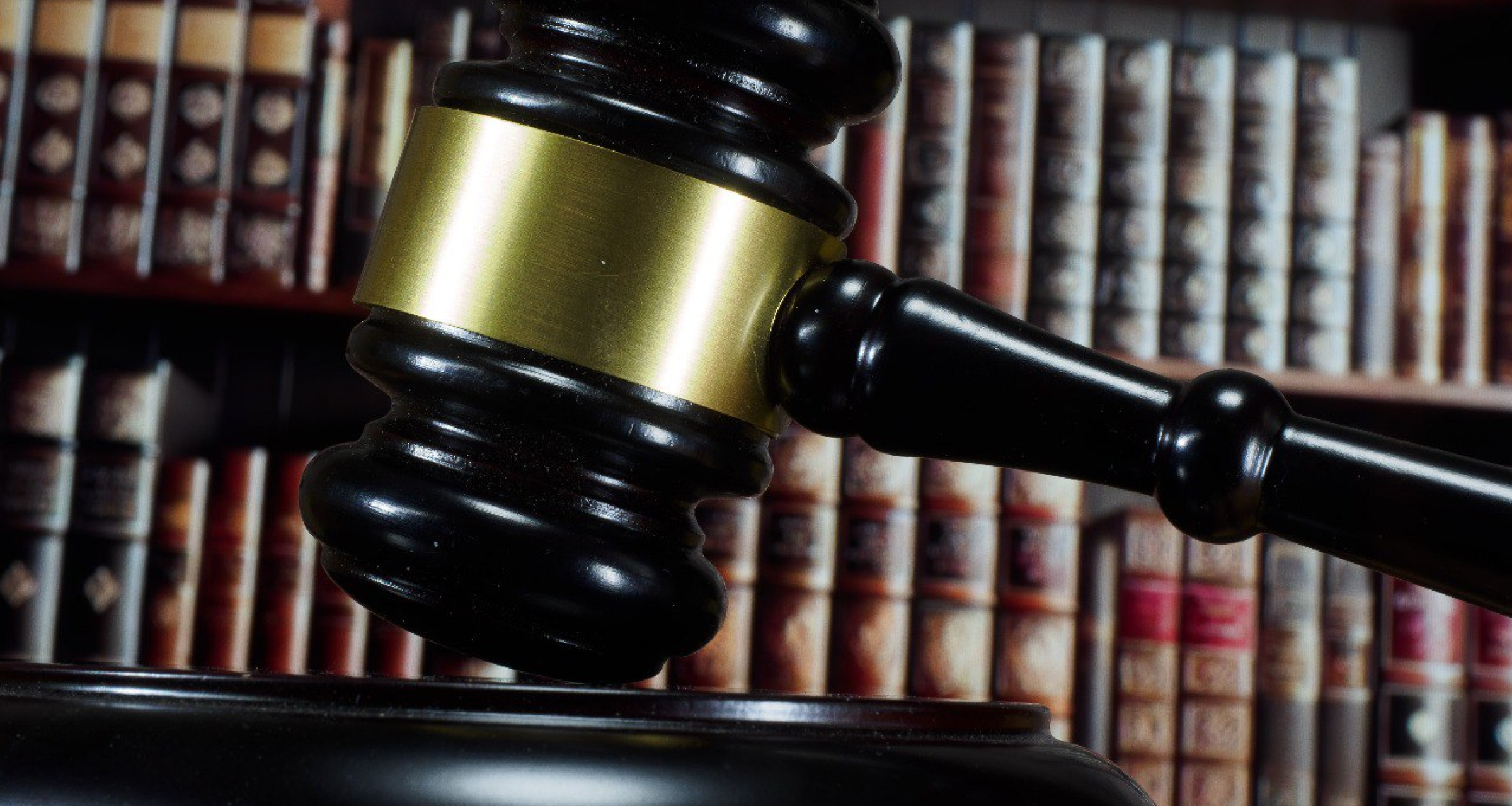 Премии сотрудников к праздникам должны быть равными, решил суд