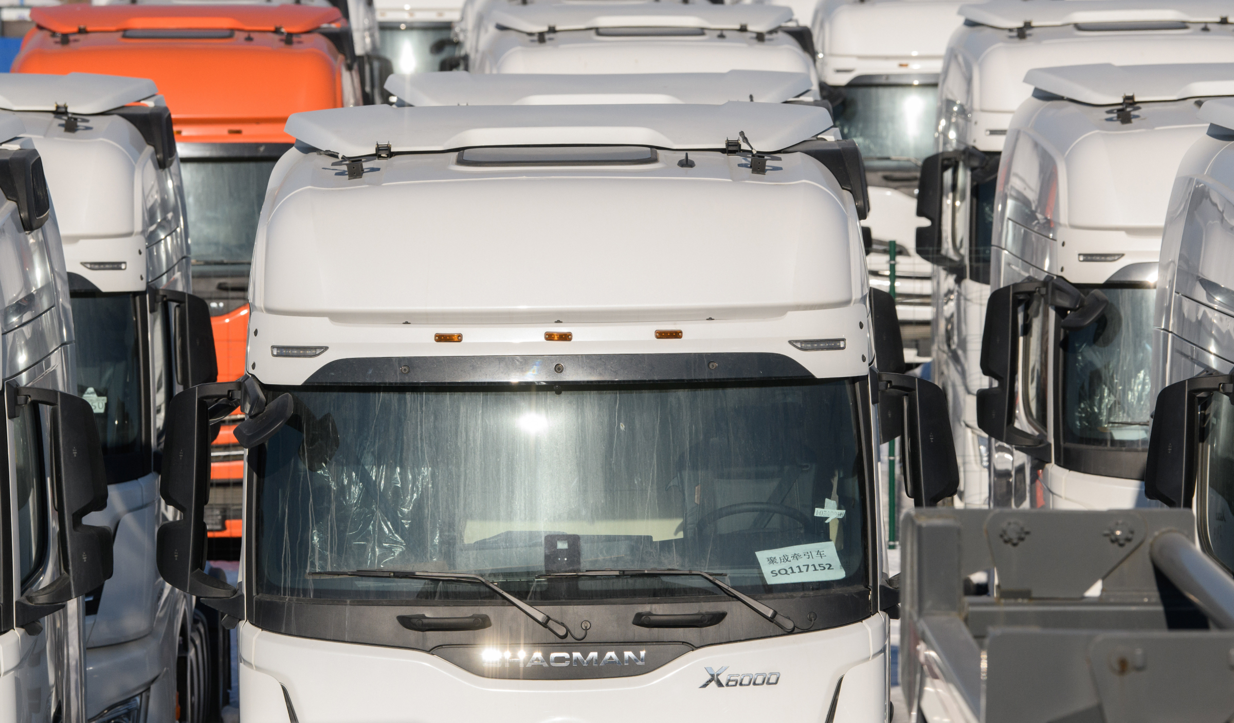 На российско-казахстанской границе скопились тысячи грузовиков