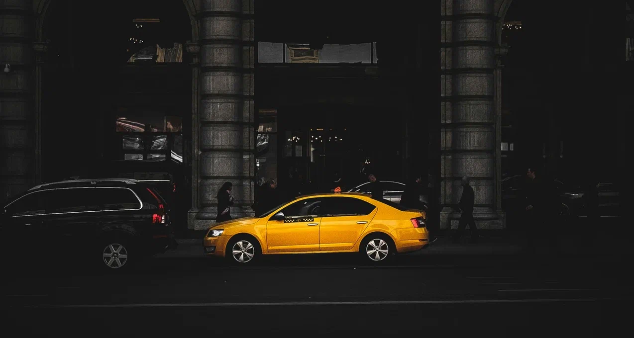 Самозанятым таксистам хотят разрешить использовать нелокализованные авто