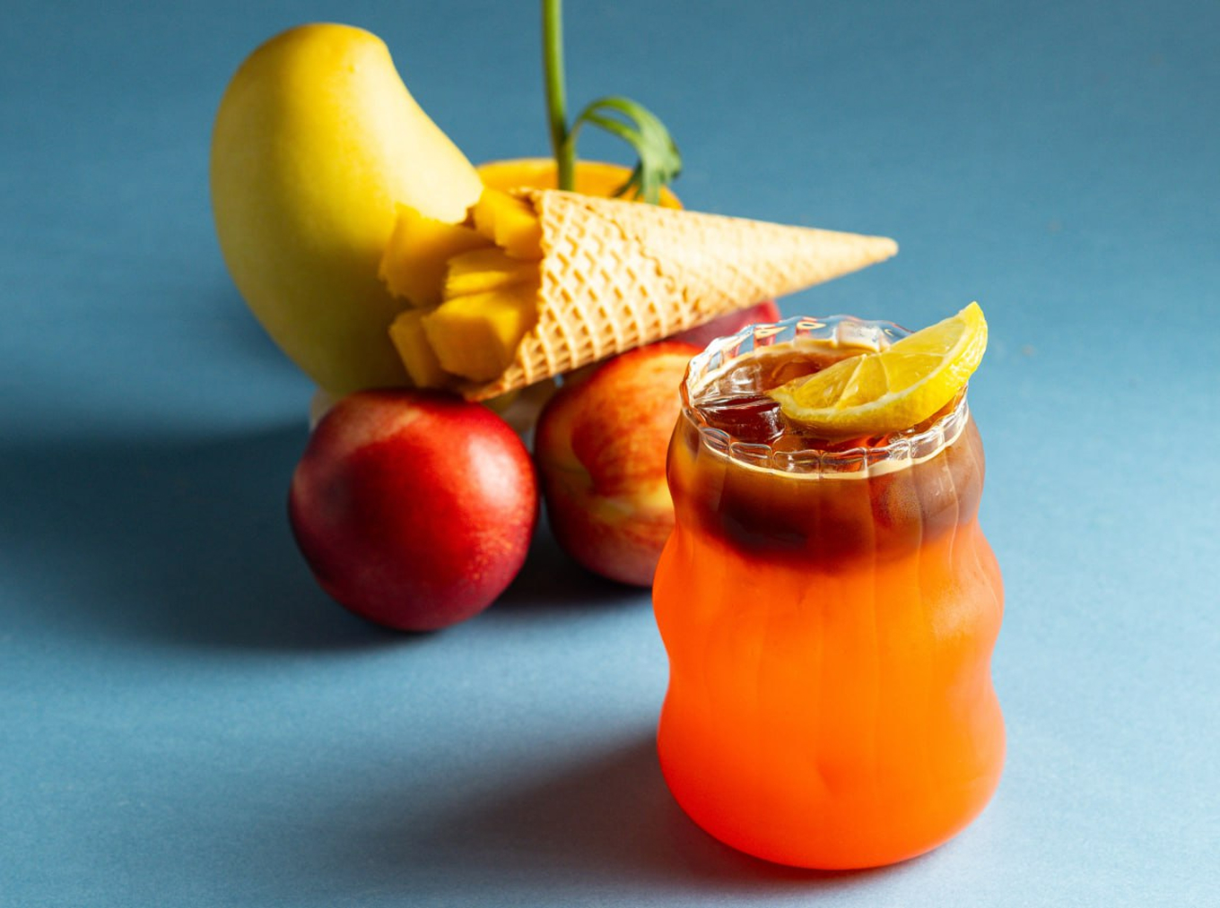 Айс-Кофе Манго Шприц — пример напитка, попадающего в тренд на безалкогольные альтернативы