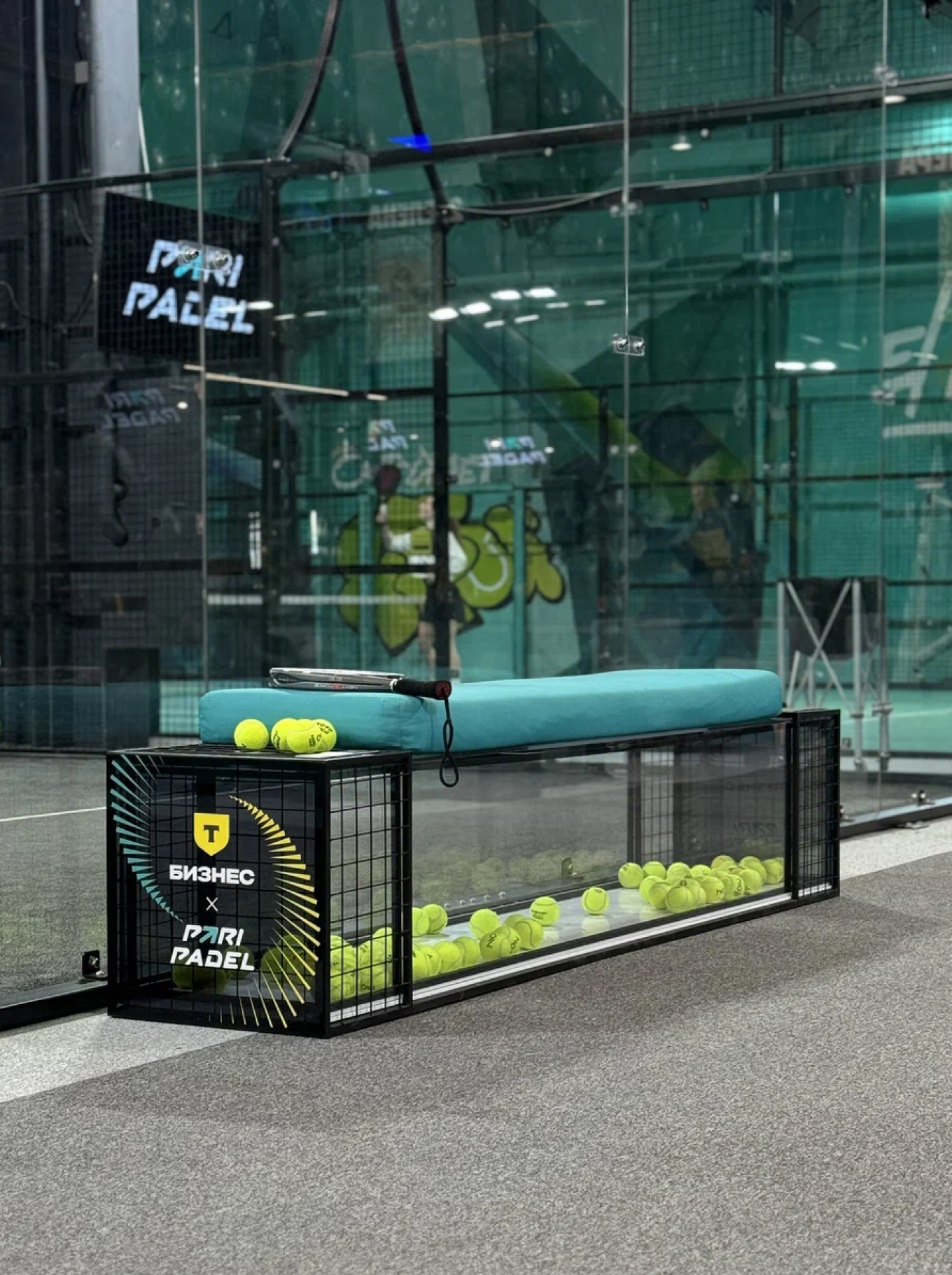 Кастомные скамейки с мячами для падела Pari Padel