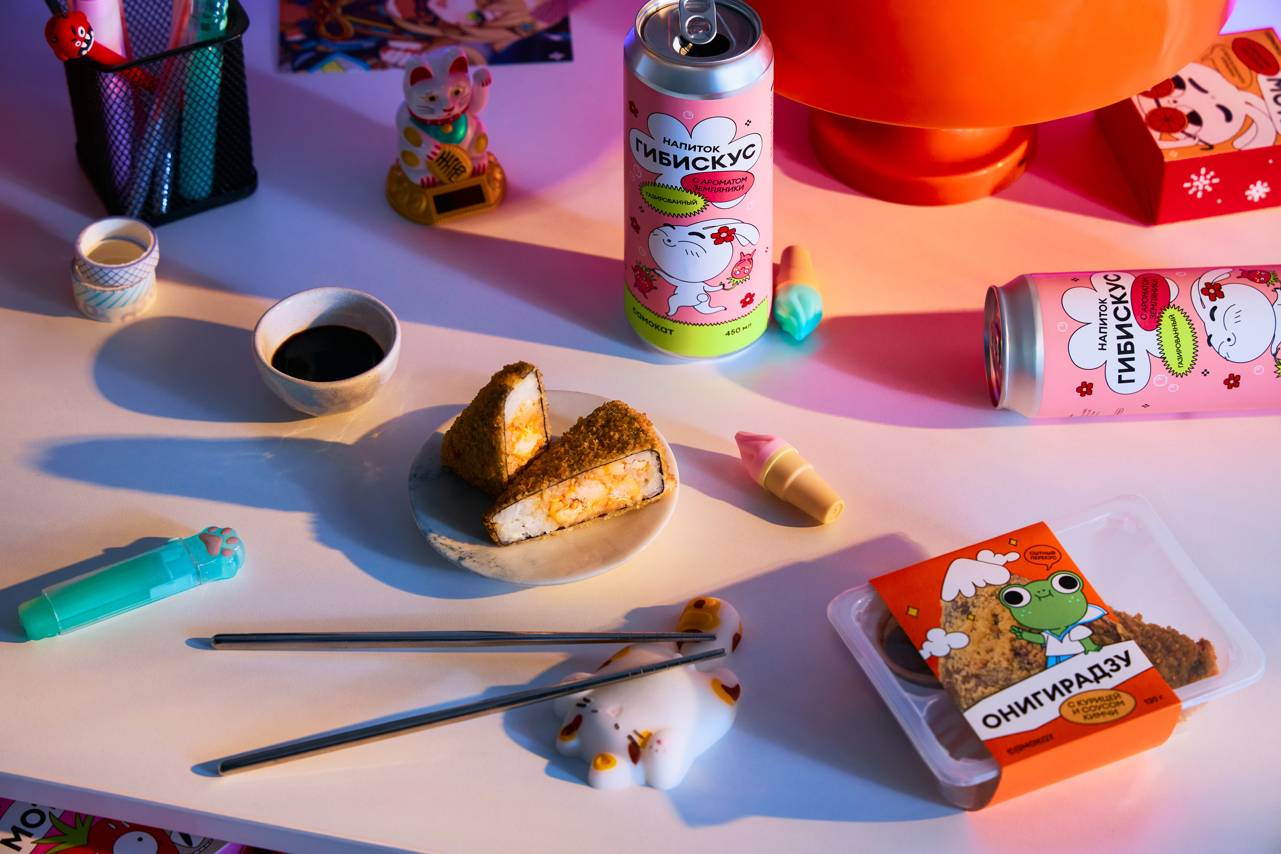 Обед в азиатском стиле: онигирадзу и газировка с гибискусом и ароматом земляники