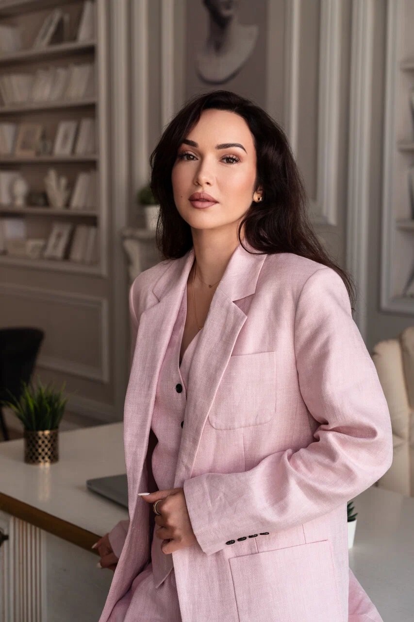 Девушка в розовом пиджаке