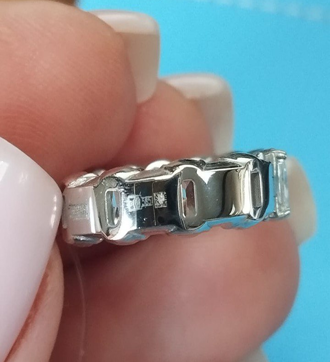 QR-код на металле сережек