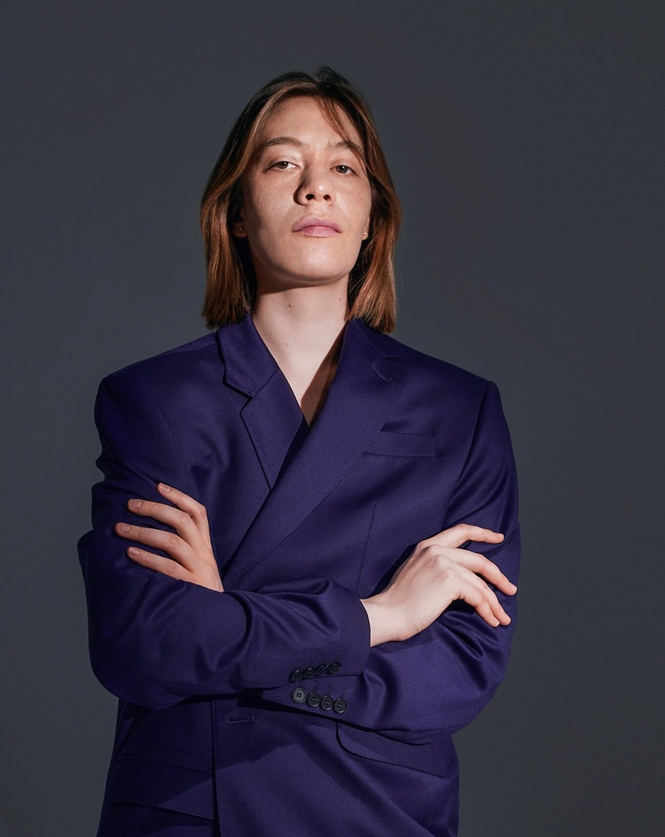 девушка в синем пиджаке со скрещенными на груди руками