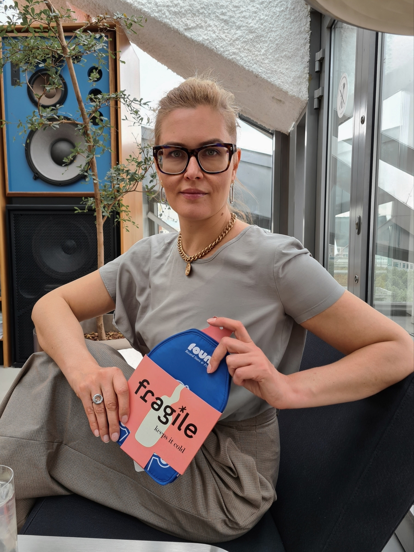 Девушка в сером костюме с сине-розовой сумкой