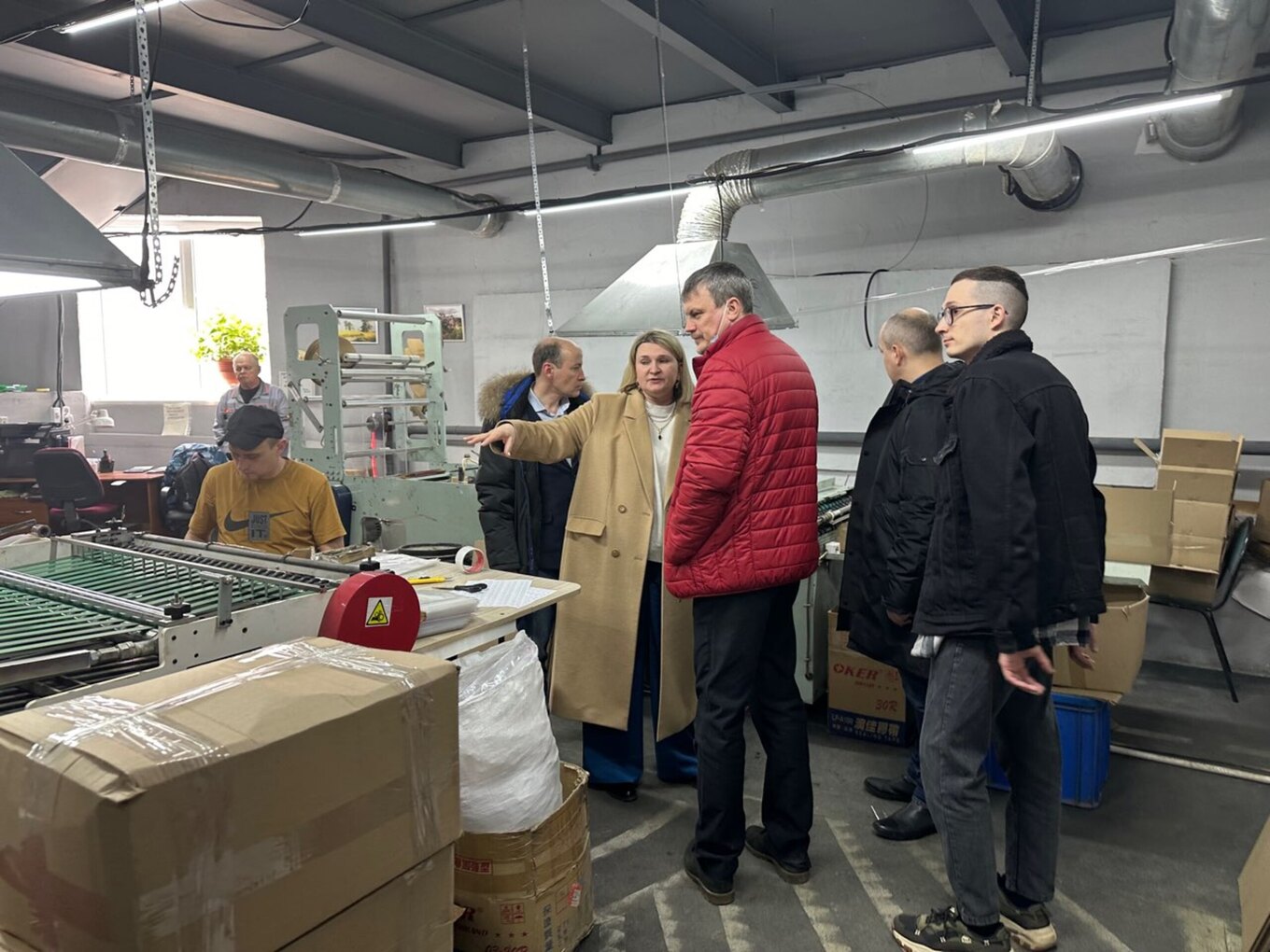 Шеф с сотрудниками на производстве