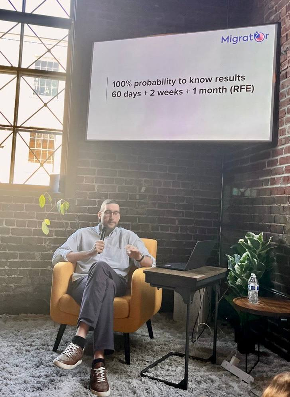 Алексей Пудов выступает на сцене