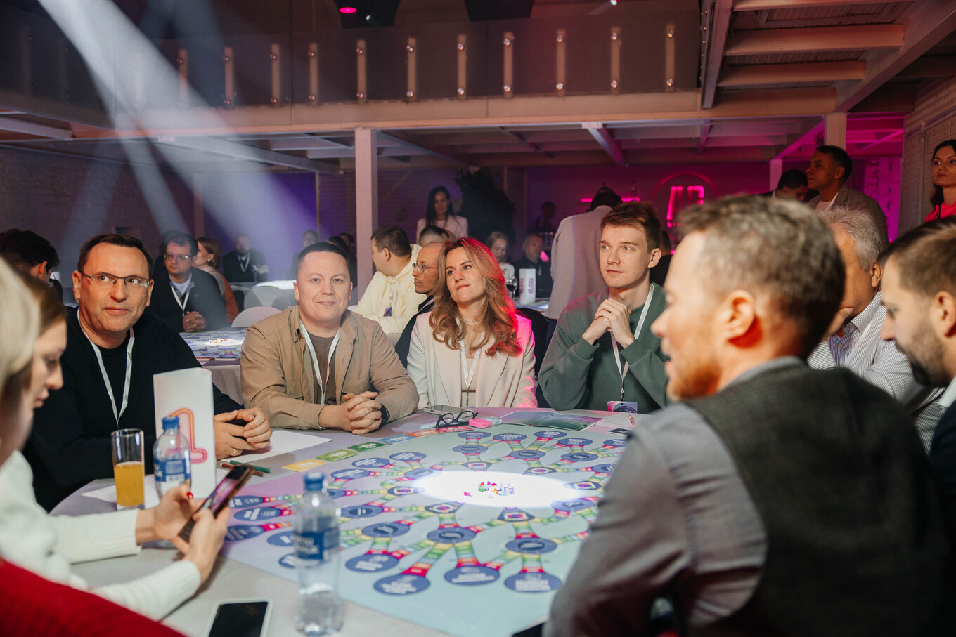 Люди за столом