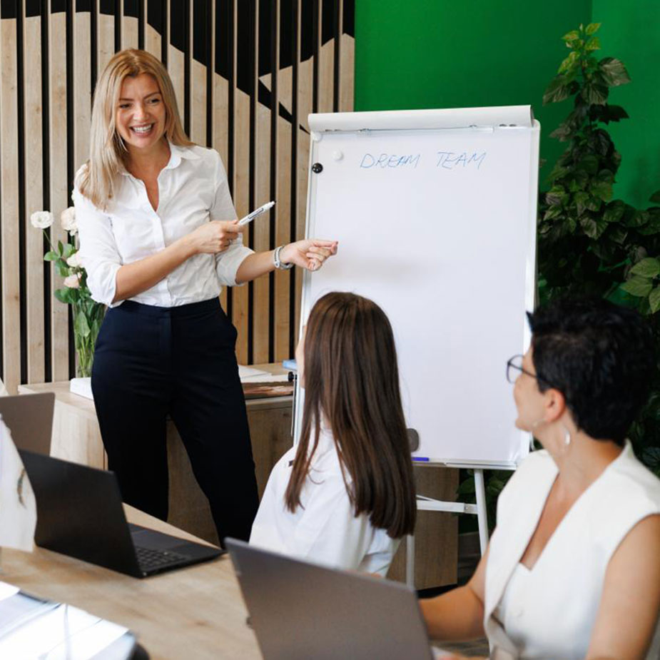 Коуч обучает команду принципам гибкой работы