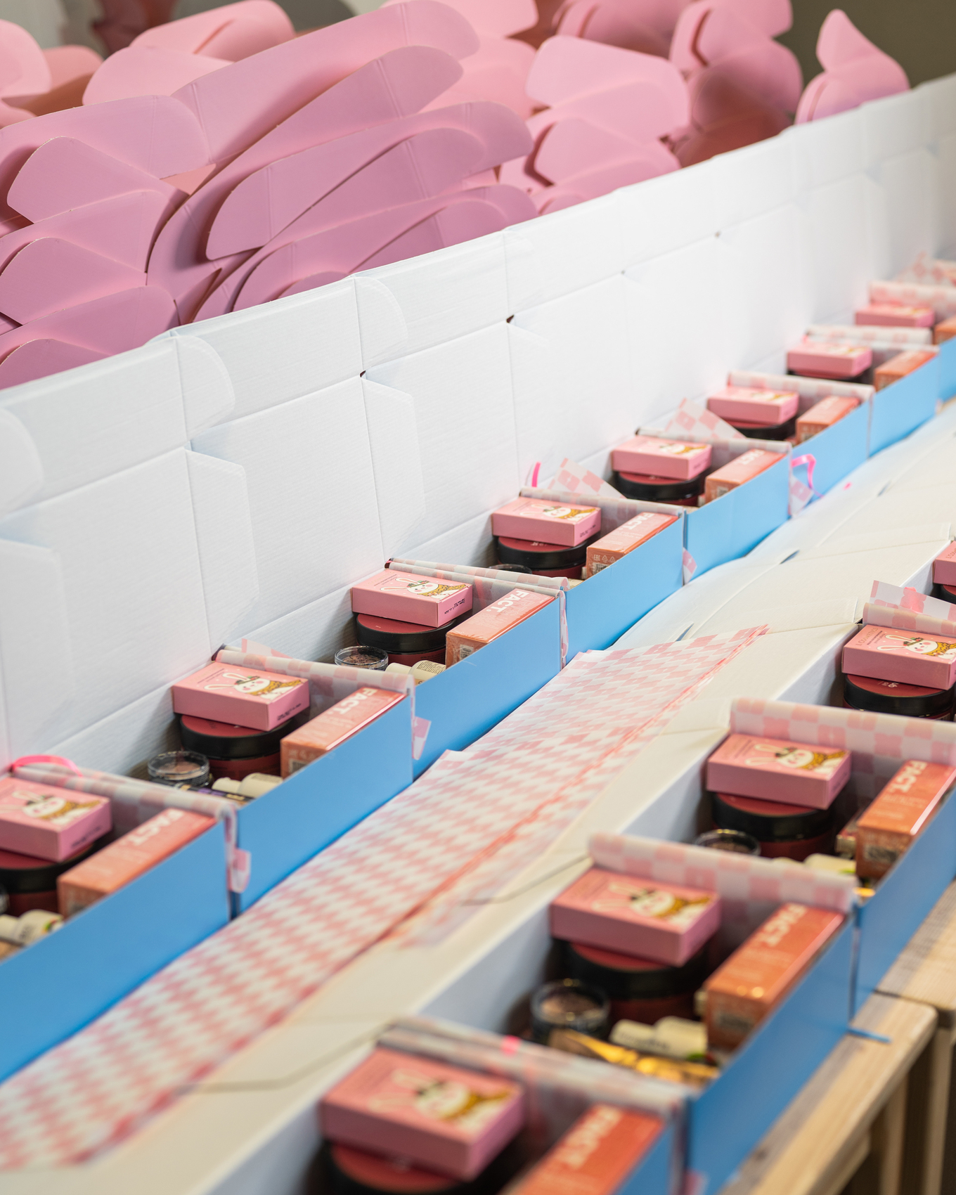 Упаковка корпоративных подарков на складе NewBeautyBox