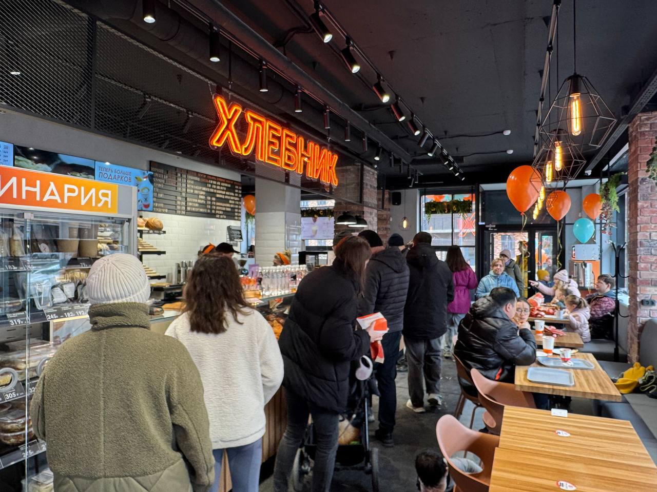 Посетители в пекарне — зал с посадкой и открытой кухней